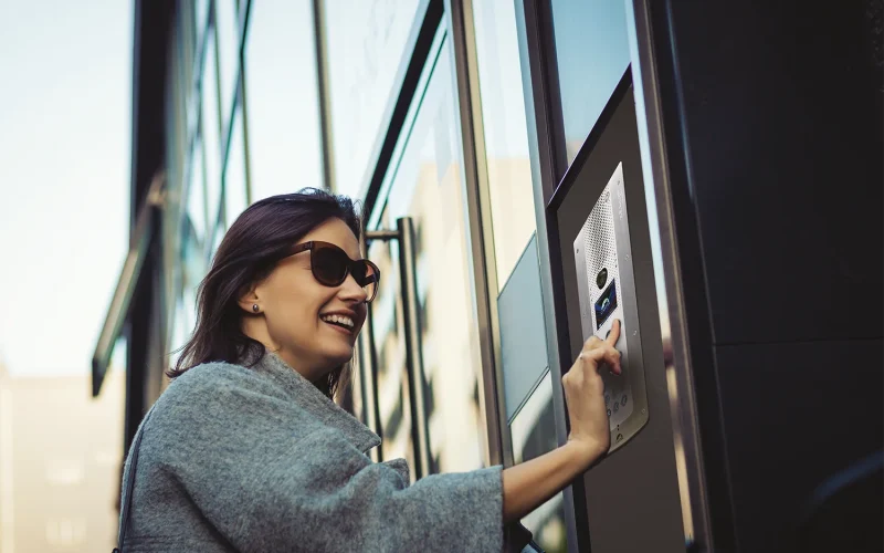 Person an Türstelle