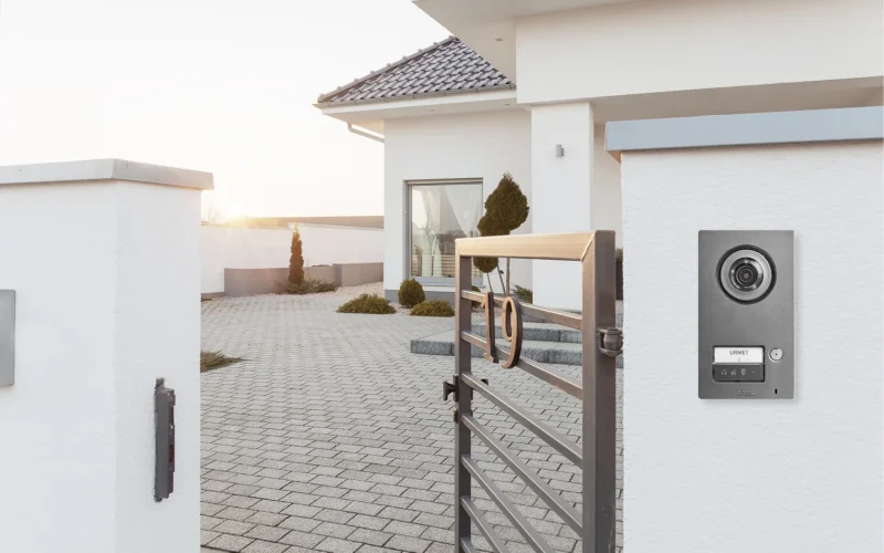 Urmet Produktfoto, Türstelle an Hauswand